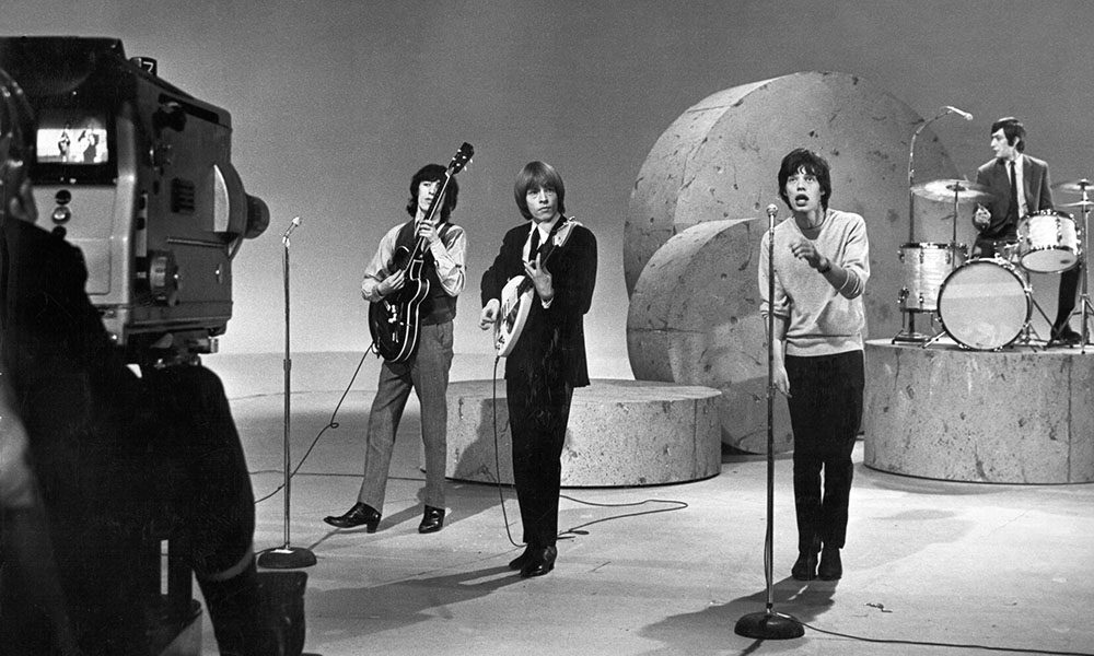 Men singing in a studio